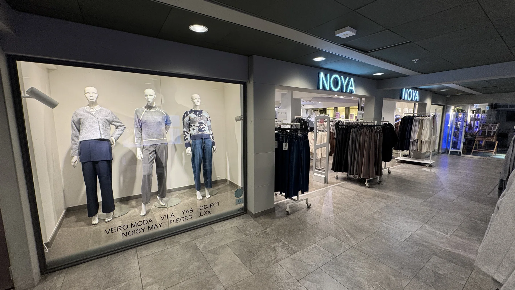 NOYAs facade med udstillingsvinduer i Amager Centret